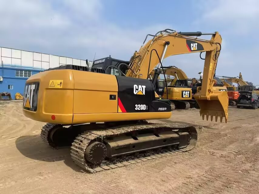 Crawler excavator CAT 320D2 L: picture 1