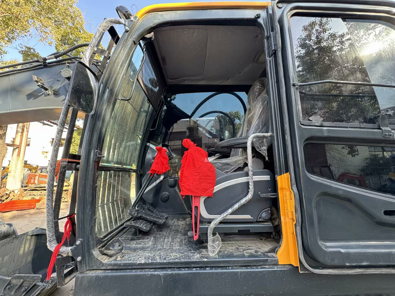 HYUNDAI 220LC - 9S 220LC-9T 305LC-9S 330LC-9S - Crawler excavator: picture 3 HYUNDAI 220LC - 9S 220LC-9T 305LC-9S 330LC-9S - Crawler excavator: picture 3