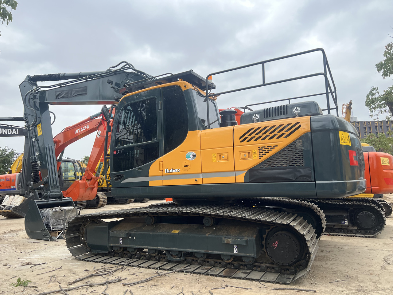 HYUNDAI HX220HD BROADEN TRACK SHOES - Crawler excavator: picture 1 HYUNDAI HX220HD BROADEN TRACK SHOES - Crawler excavator: picture 1