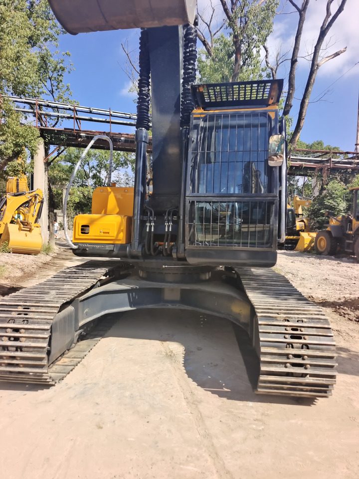 Crawler excavator HYUNDAI HX220HD WITH 4 CAMERAS: picture 1