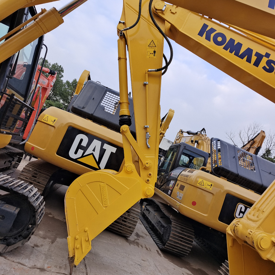 Crawler excavator KOMATSU PC 210 LC-8: picture 1