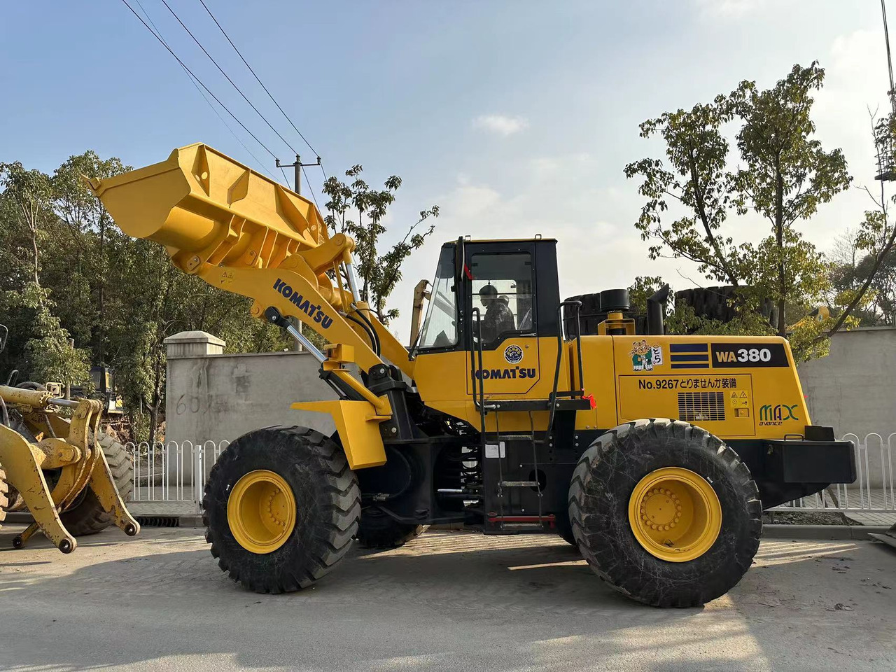 Wheel loader KOMATSU WA380: picture 8
