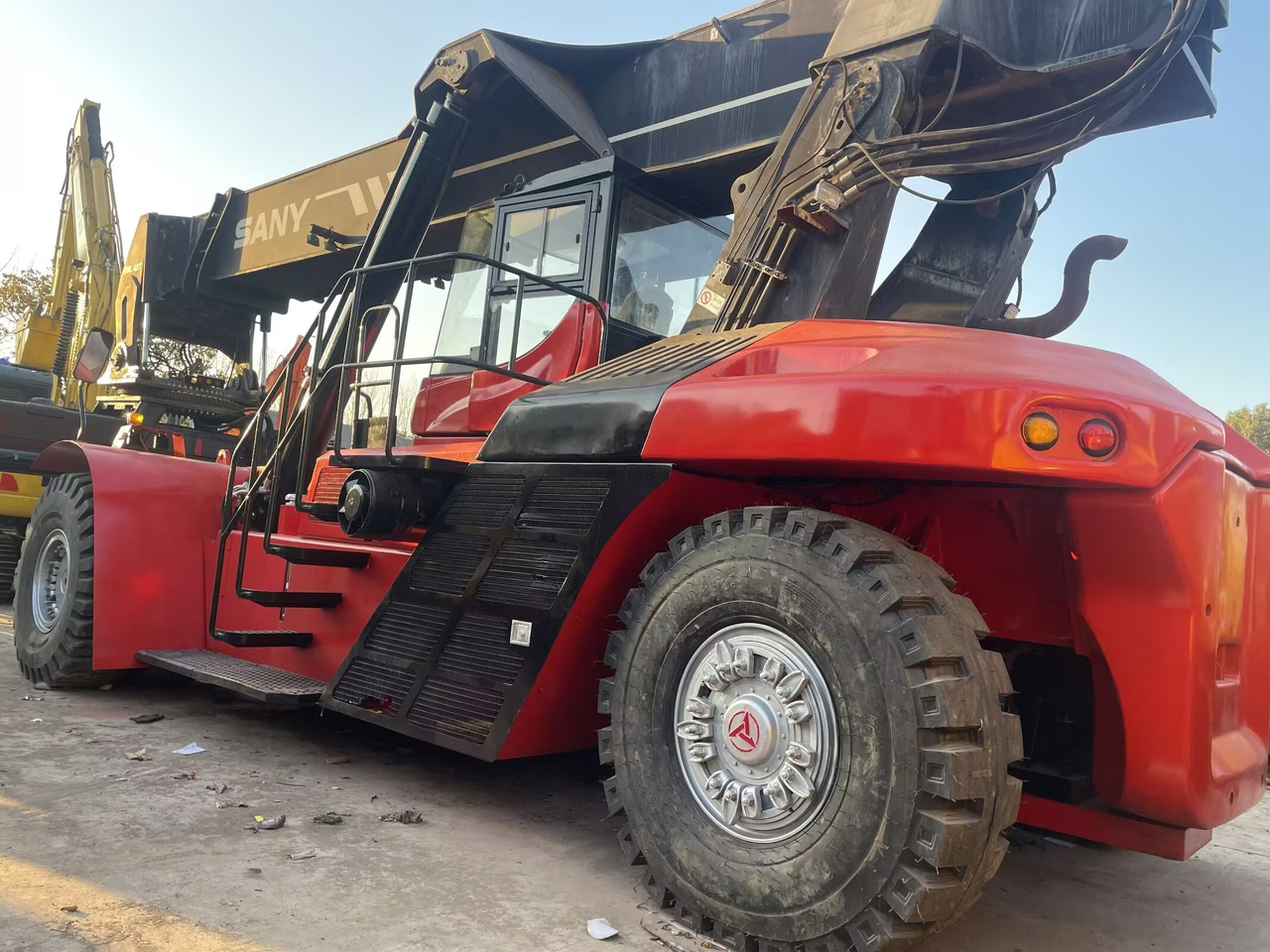 SANY SRSC 45 C30 45 TON REACH STACKER - Reach stacker: picture 5 SANY SRSC 45 C30 45 TON REACH STACKER - Reach stacker: picture 5