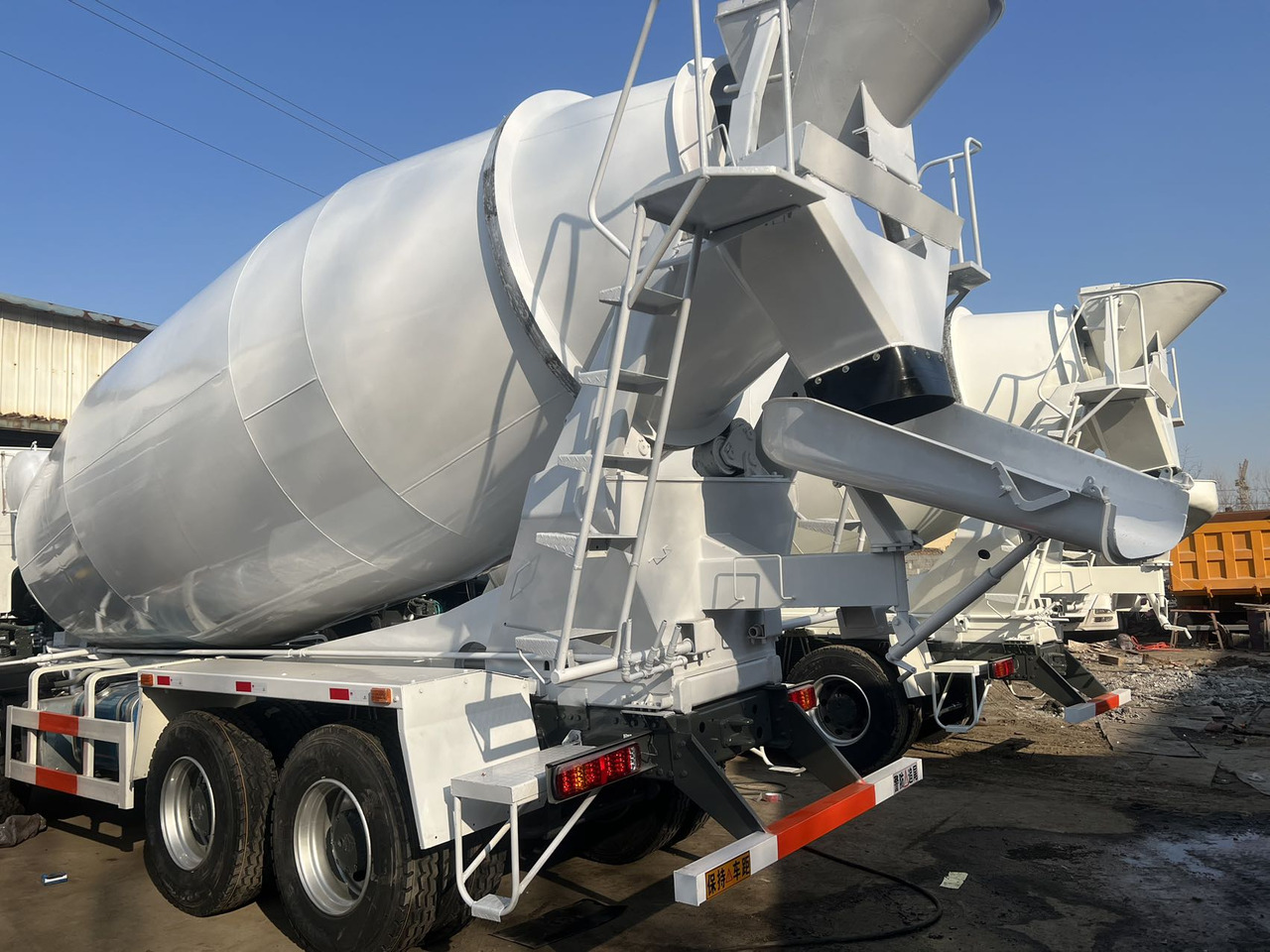 SINOTRUK HOWO 371 HP 16 CBM 8*4 - Concrete mixer truck: picture 5 SINOTRUK HOWO 371 HP 16 CBM 8*4 - Concrete mixer truck: picture 5