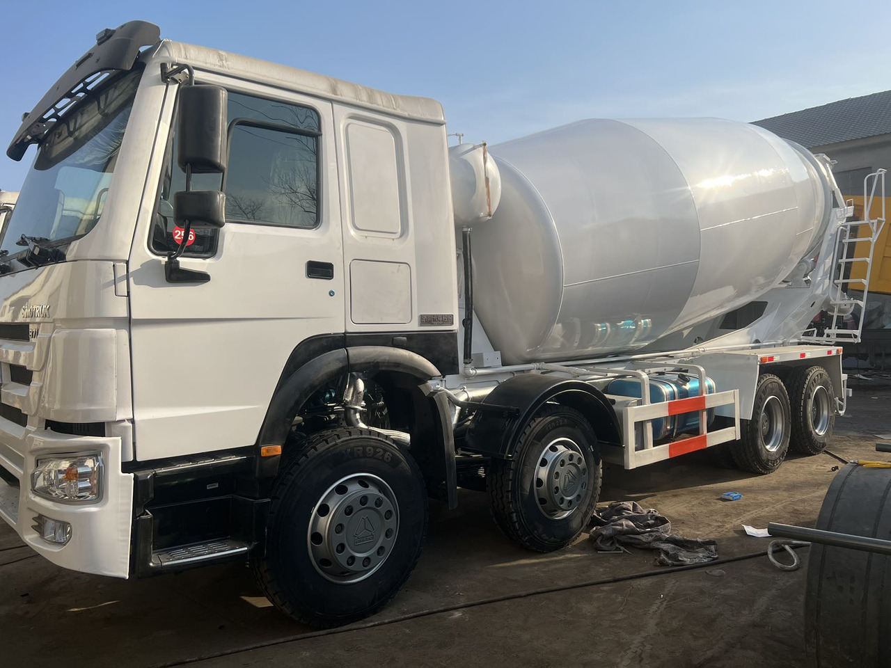 SINOTRUK HOWO 371 HP 16 CBM 8*4 - Concrete mixer truck: picture 1 SINOTRUK HOWO 371 HP 16 CBM 8*4 - Concrete mixer truck: picture 1
