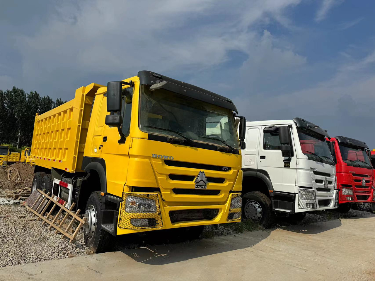 SINOTRUK HOWO DUMP TRUCK 6*4 8*4 - Tipper: picture 1 SINOTRUK HOWO DUMP TRUCK 6*4 8*4 - Tipper: picture 1