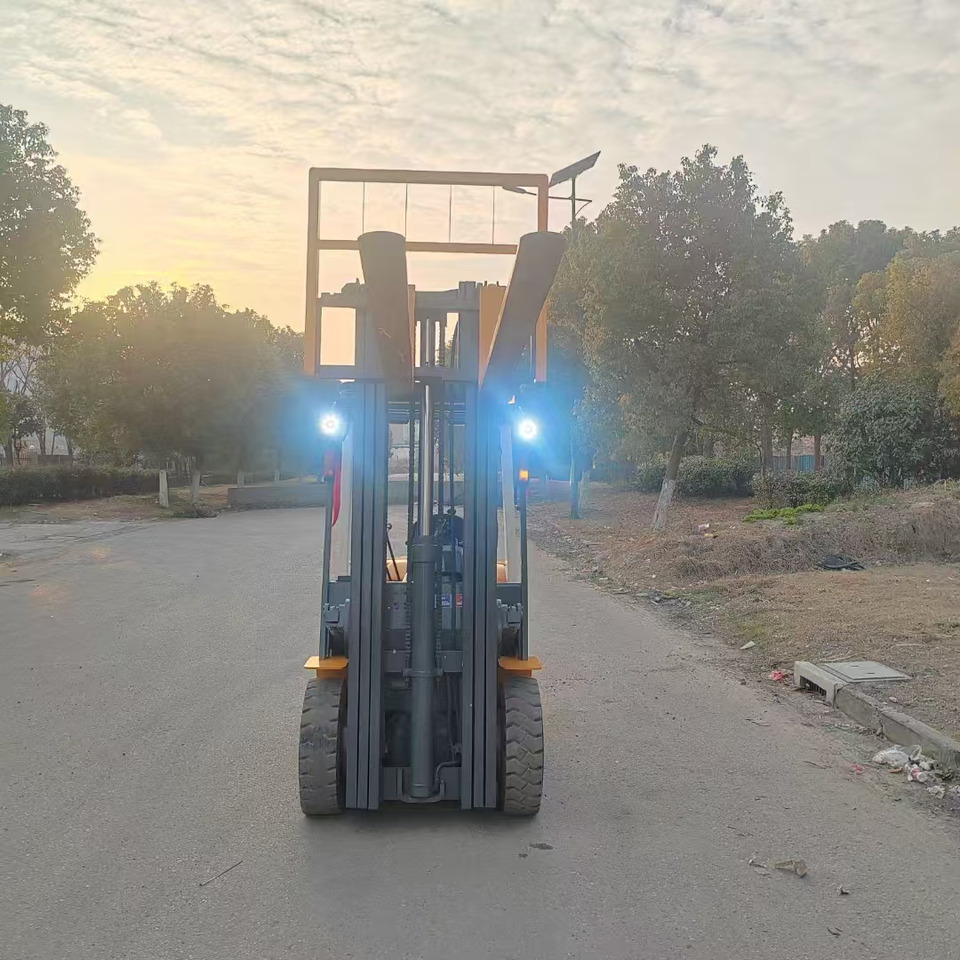 TCM FD 30 THREE FRAME STAGES - Diesel forklift: picture 5 TCM FD 30 THREE FRAME STAGES - Diesel forklift: picture 5