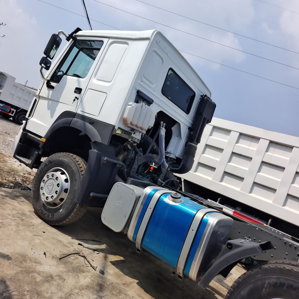 Tractor unit SINOTRUK HOWO: picture 1