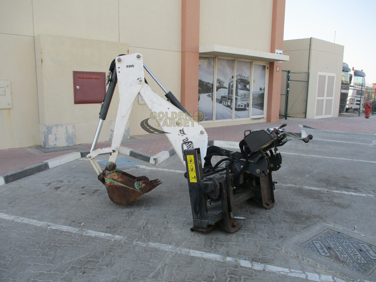 BOBCAT Skid Steer R30S Backhoe Attachment - Loader bucket for Skid steer loader: picture 3 BOBCAT Skid Steer R30S Backhoe Attachment - Loader bucket for Skid steer loader: picture 3