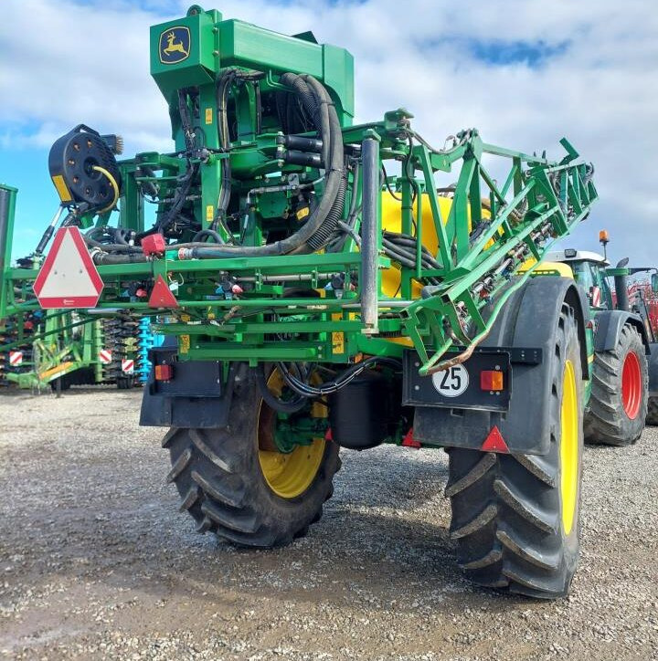 John Deere R962i - 28m - Trailed sprayer: picture 4 John Deere R962i - 28m - Trailed sprayer: picture 4