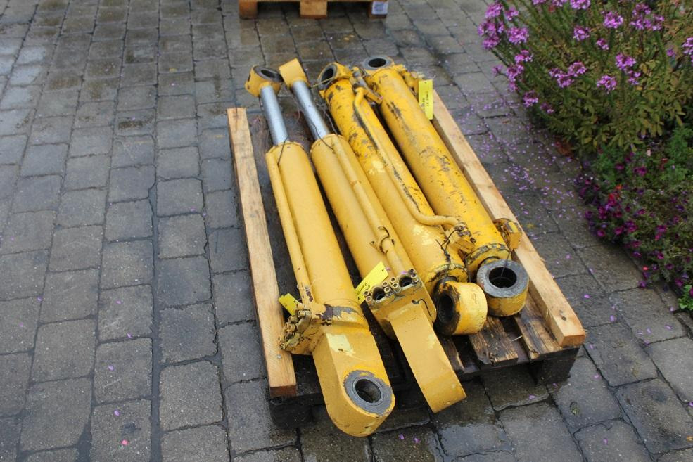 Hanomag D 400 - Hydraulic cylinder for Construction machinery: picture 2 Hanomag D 400 - Hydraulic cylinder for Construction machinery: picture 2