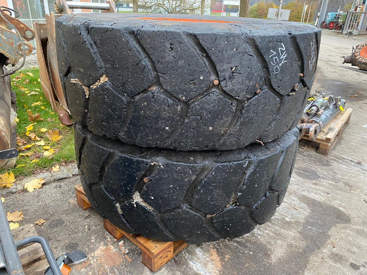 Hitachi 20,5 R 25 ZW 150 - Wheel and tire package for Construction machinery: picture 1 Hitachi 20,5 R 25 ZW 150 - Wheel and tire package for Construction machinery: picture 1