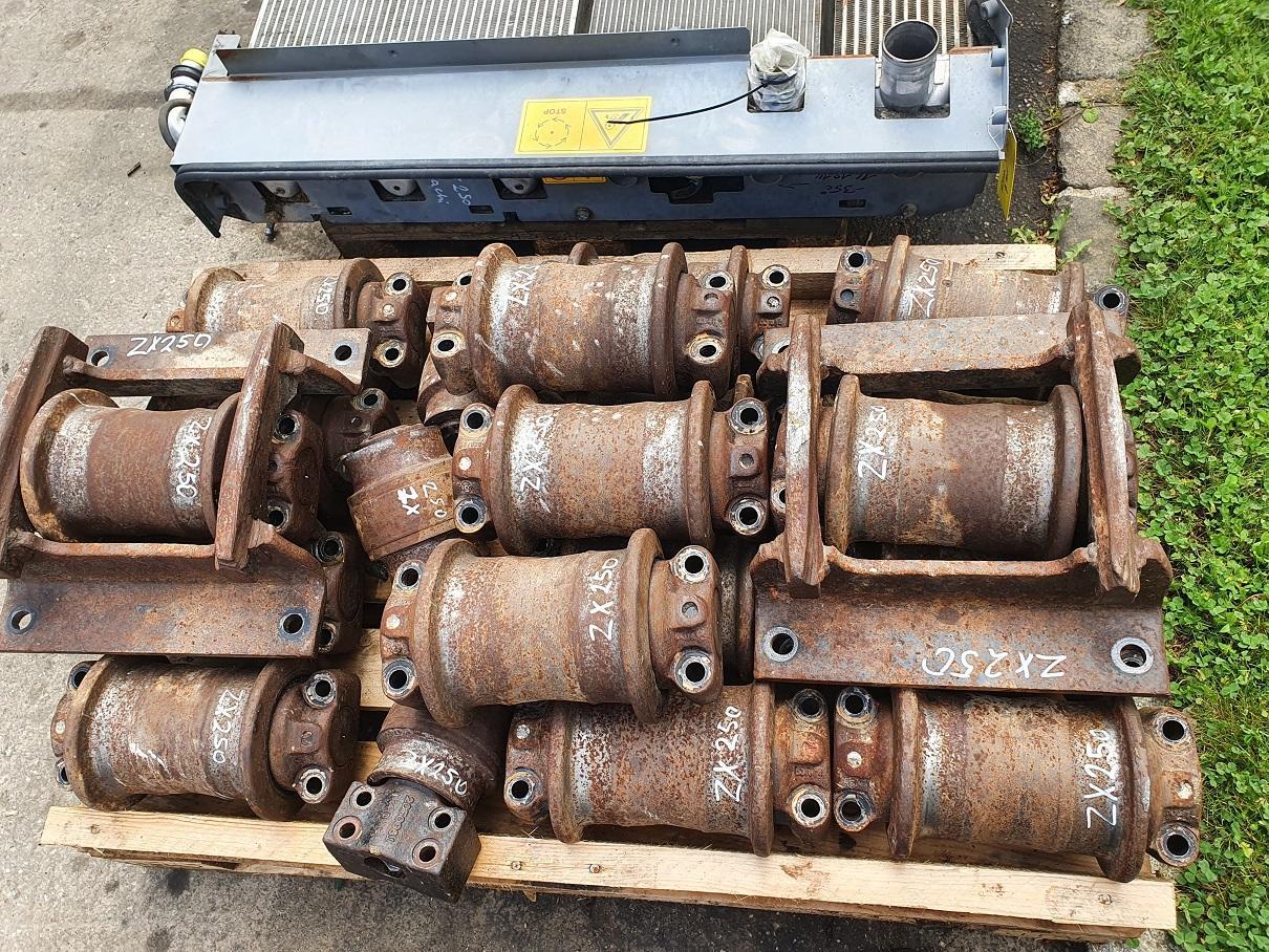Hitachi ZX 250 LC N 3 - Track roller for Crawler excavator: picture 1 Hitachi ZX 250 LC N 3 - Track roller for Crawler excavator: picture 1