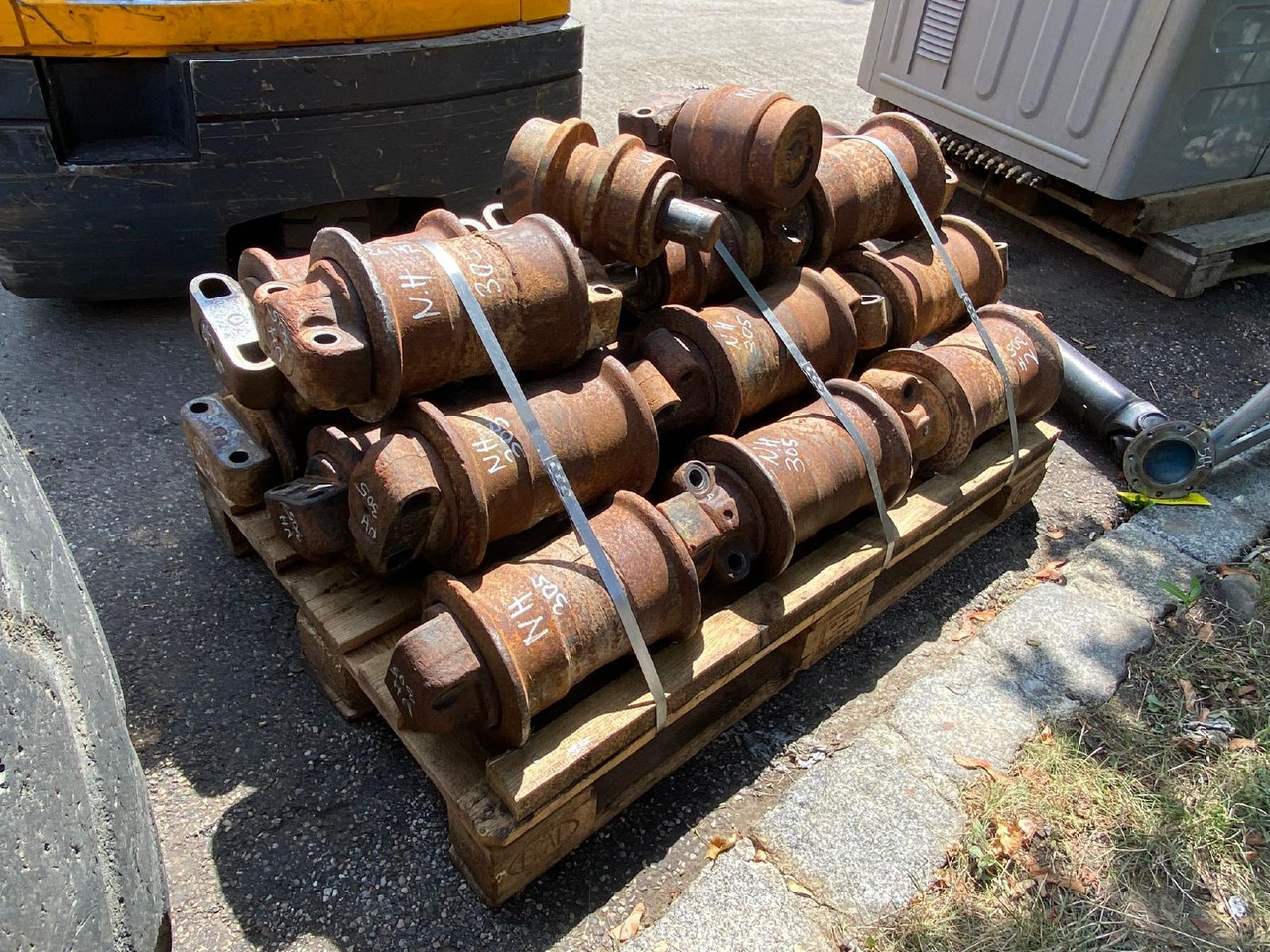 Holland E 305 - Track roller for Crawler excavator: picture 2 Holland E 305 - Track roller for Crawler excavator: picture 2
