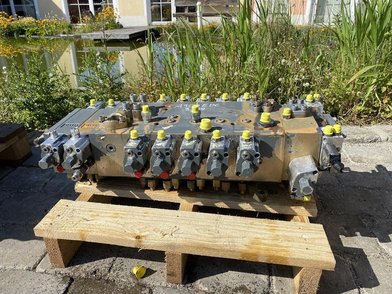 Liebherr A 900 C LIT - Hydraulic valve for Construction machinery: picture 4 Liebherr A 900 C LIT - Hydraulic valve for Construction machinery: picture 4