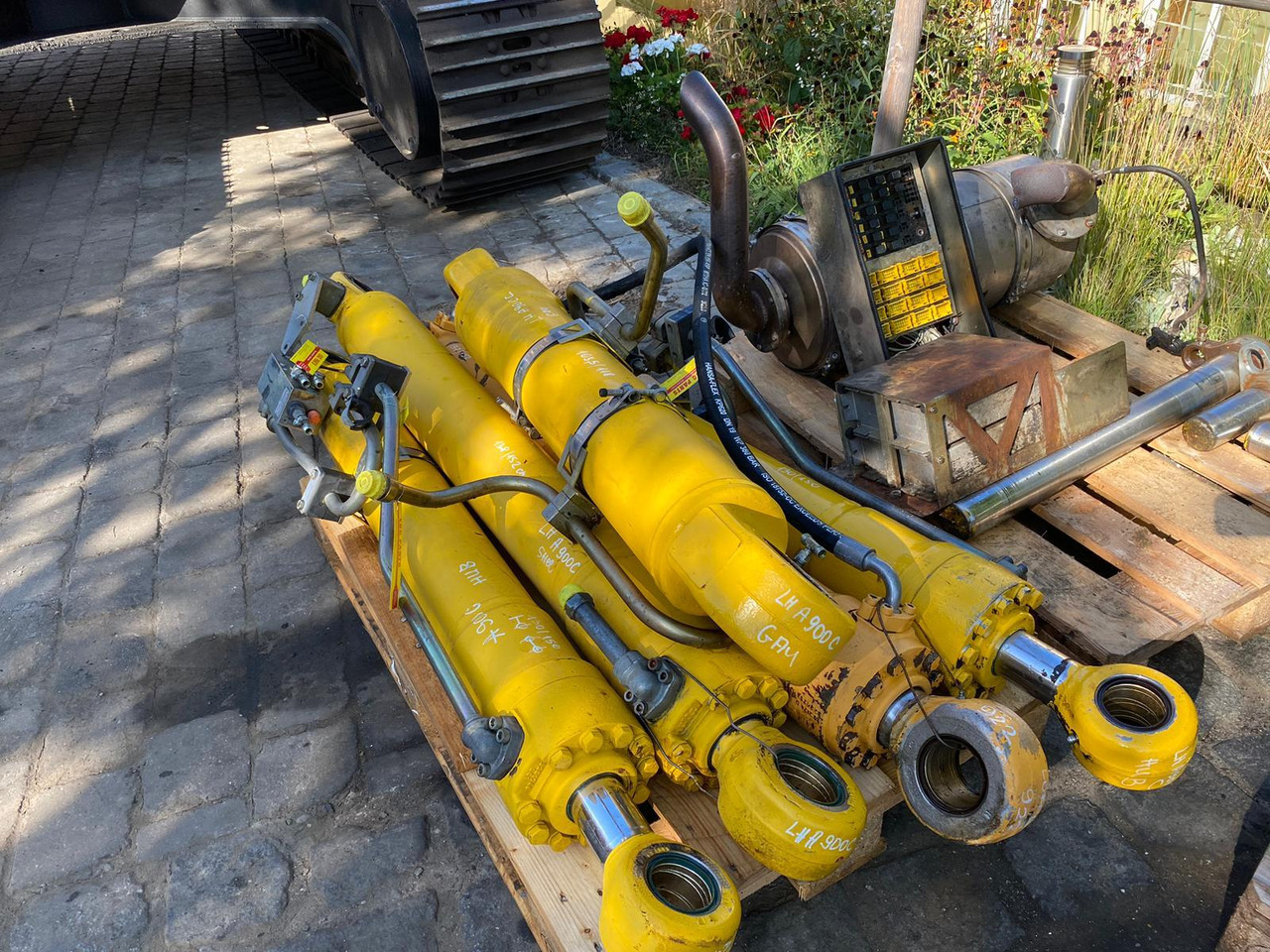 Liebherr A900C - Hydraulic cylinder for Construction machinery: picture 3 Liebherr A900C - Hydraulic cylinder for Construction machinery: picture 3