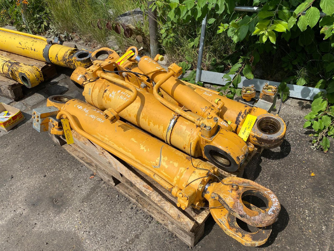 Liebherr L 564 - Hydraulic cylinder for Construction machinery: picture 2 Liebherr L 564 - Hydraulic cylinder for Construction machinery: picture 2