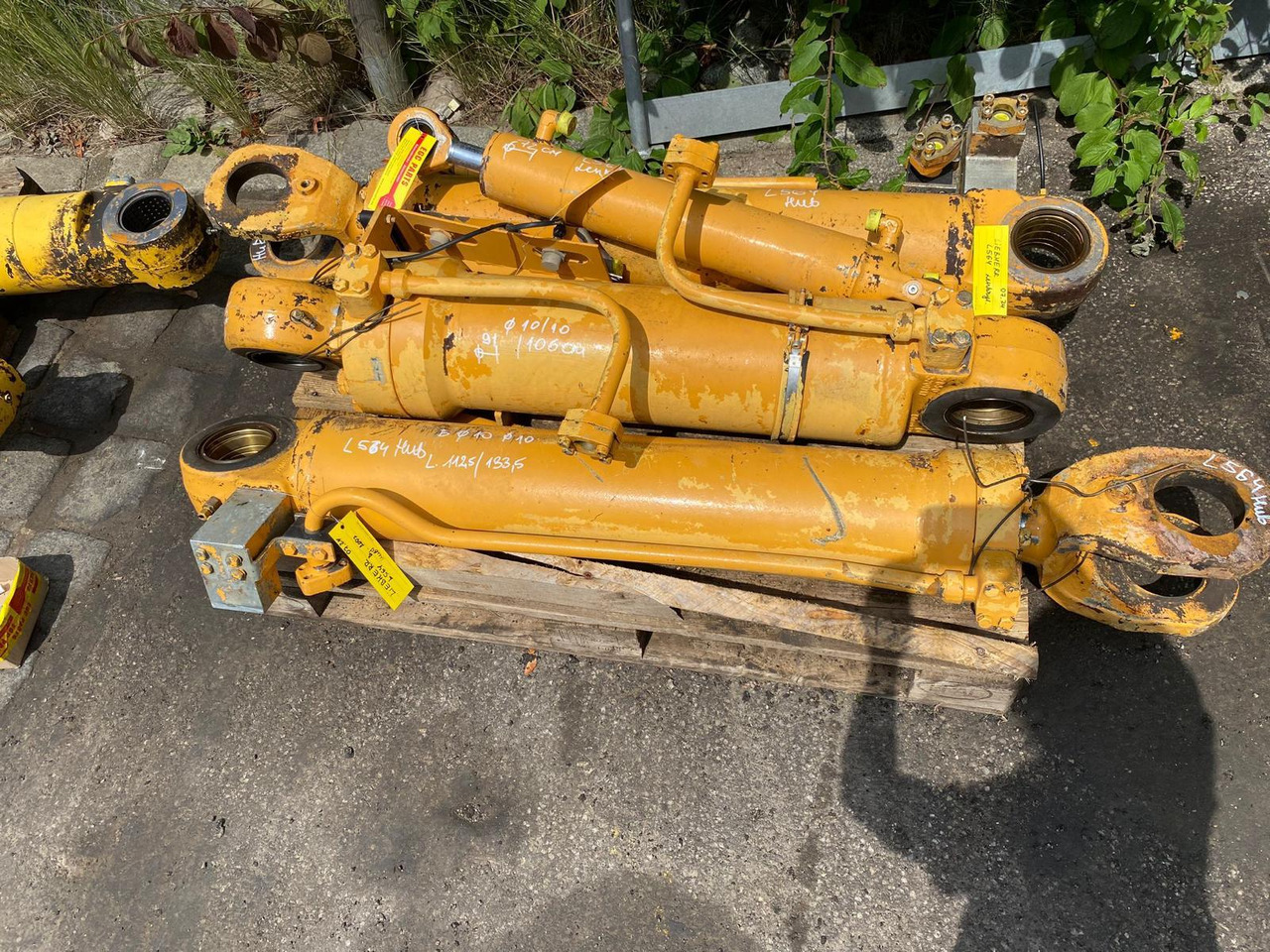 Liebherr L 564 - Hydraulic cylinder for Construction machinery: picture 5 Liebherr L 564 - Hydraulic cylinder for Construction machinery: picture 5