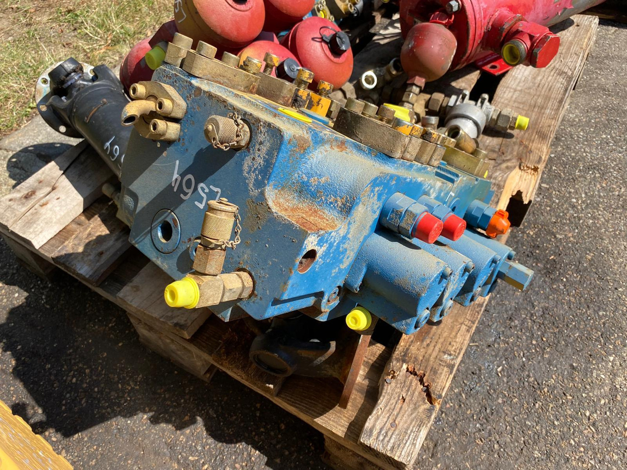 Liebherr L564 - Hydraulic valve for Construction machinery: picture 4 Liebherr L564 - Hydraulic valve for Construction machinery: picture 4