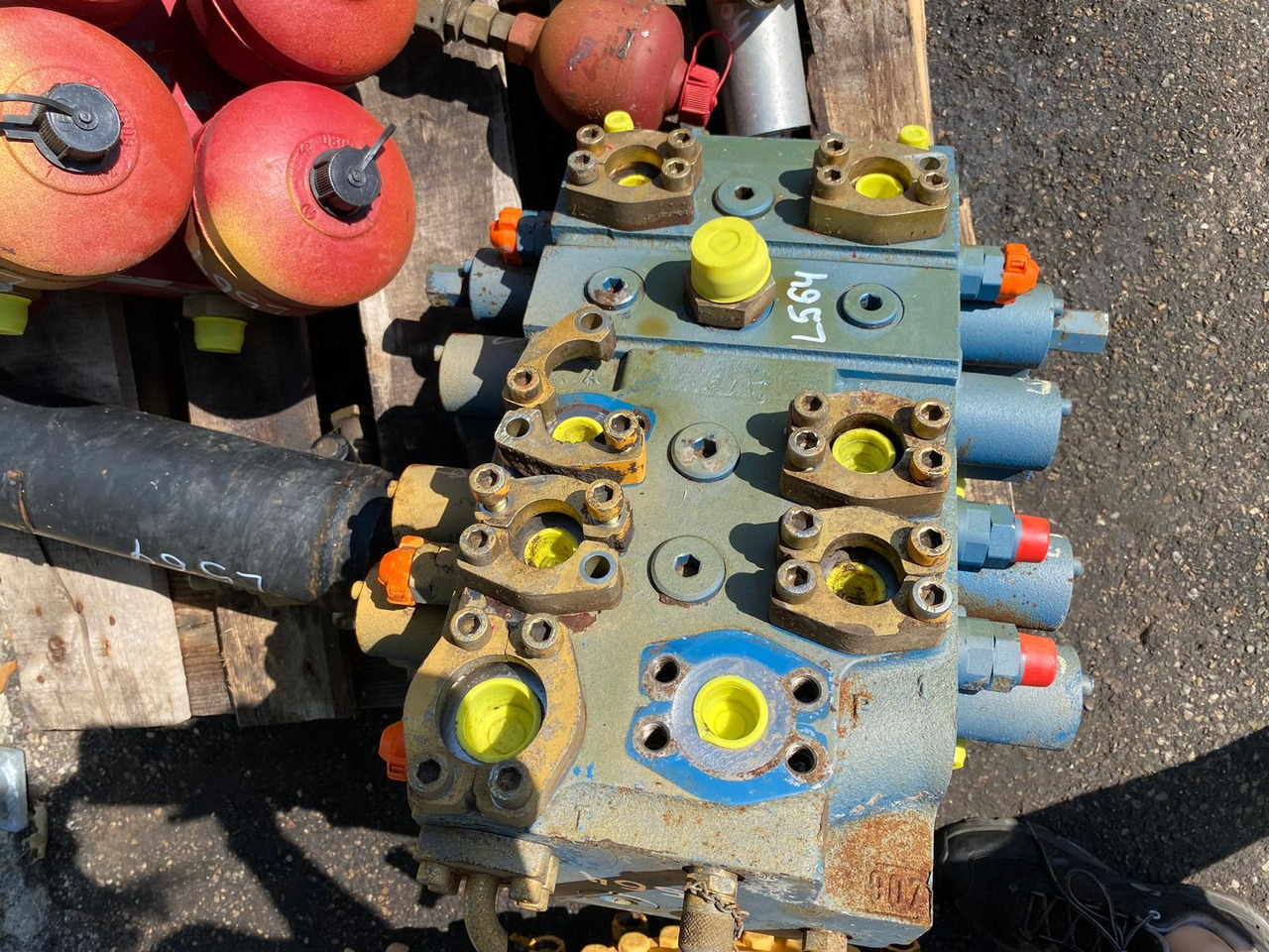 Liebherr L564 - Hydraulic valve for Construction machinery: picture 2 Liebherr L564 - Hydraulic valve for Construction machinery: picture 2