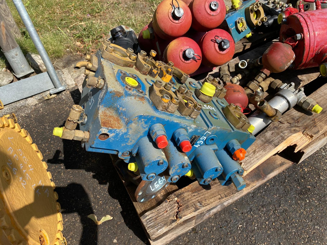 Liebherr L564 - Hydraulic valve for Construction machinery: picture 3 Liebherr L564 - Hydraulic valve for Construction machinery: picture 3