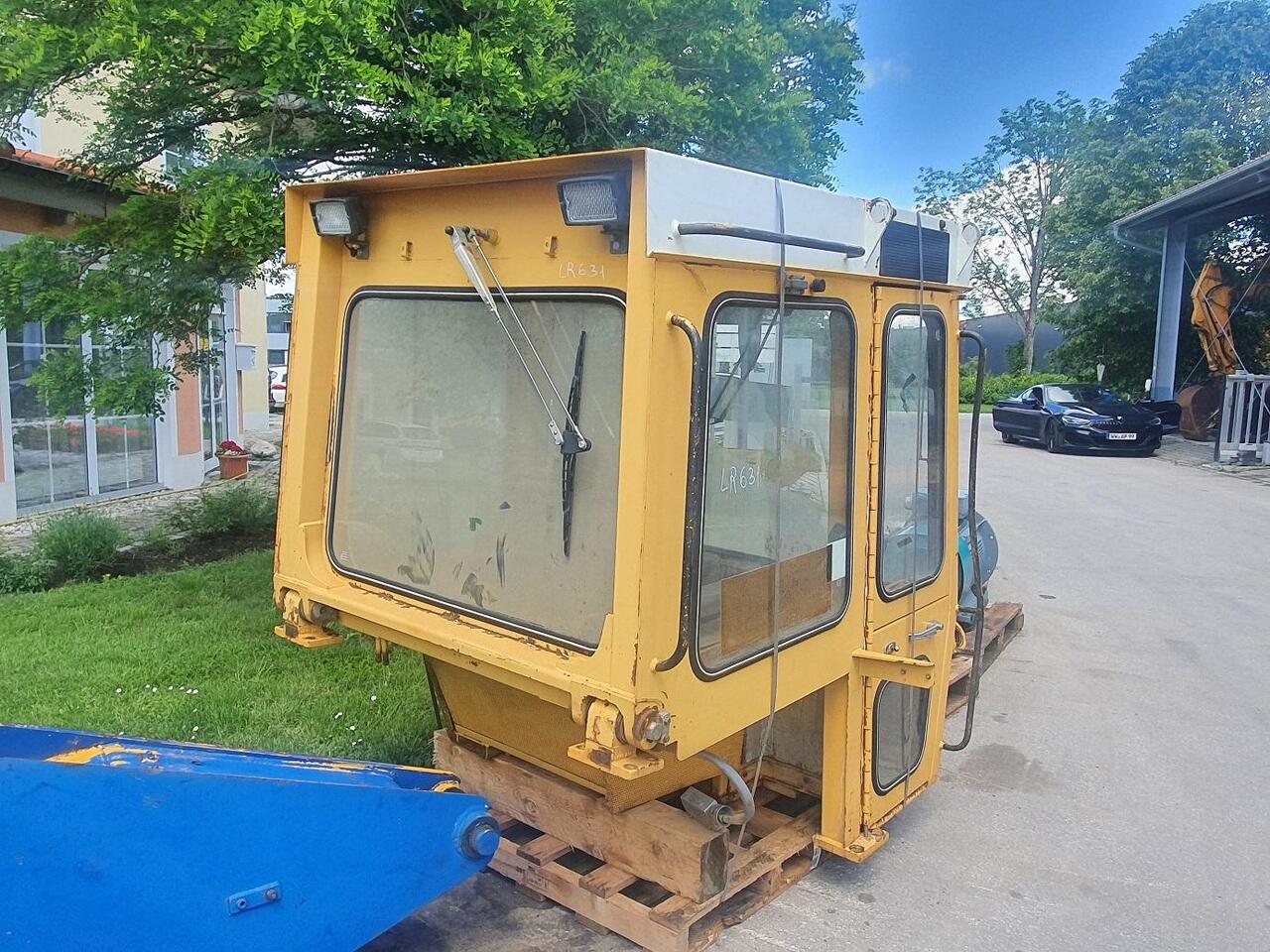 Liebherr LR 631 - Cab for Crawler loader: picture 2 Liebherr LR 631 - Cab for Crawler loader: picture 2