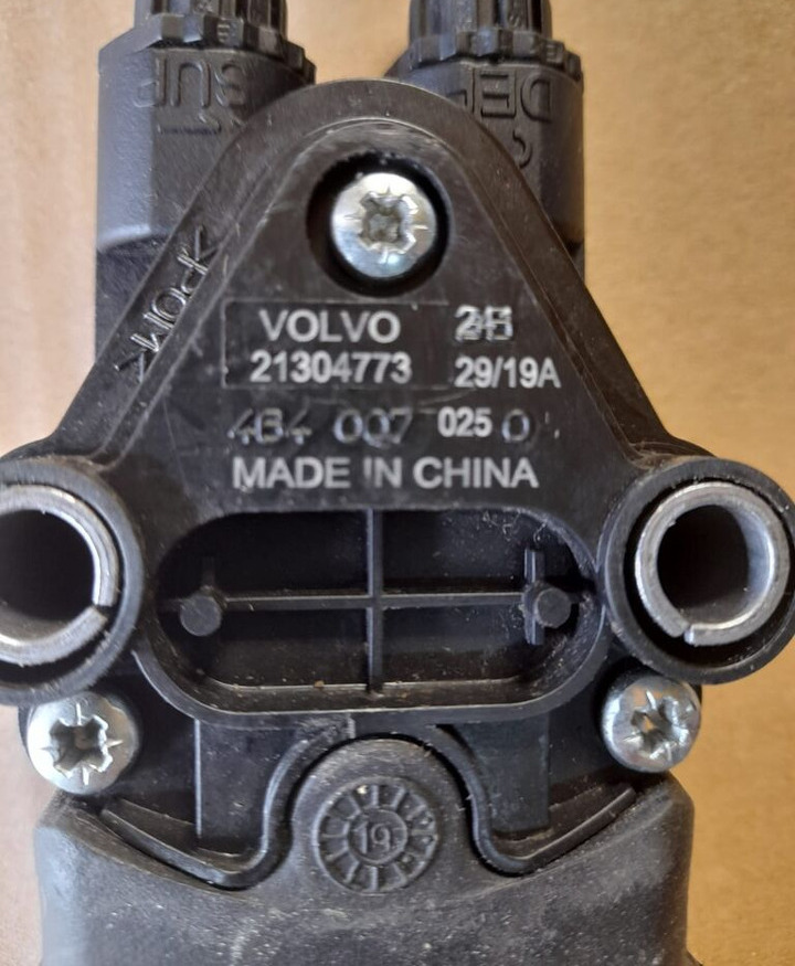 WABCO 21304773 Volvo FH / FM truck - Cab and interior for Truck: picture 2 WABCO 21304773 Volvo FH / FM truck - Cab and interior for Truck: picture 2