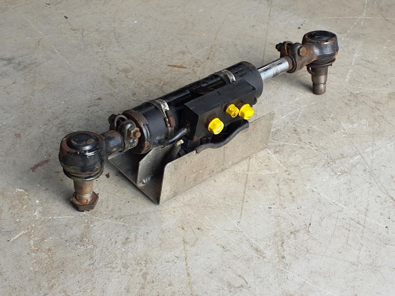 FAUN ATF 45-3 steering cilinder left axle 3 - Hydraulic cylinder for Mobile crane: picture 4 FAUN ATF 45-3 steering cilinder left axle 3 - Hydraulic cylinder for Mobile crane: picture 4