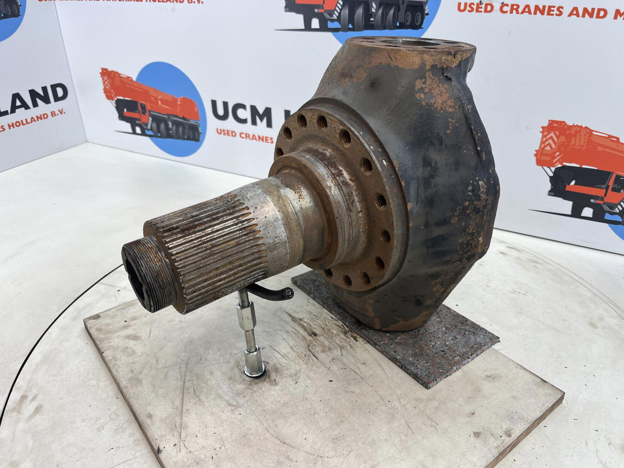 FAUN RTF 40 Steering knuckle 16 holes axle 3 - Steering knuckle for Crane: picture 1 FAUN RTF 40 Steering knuckle 16 holes axle 3 - Steering knuckle for Crane: picture 1