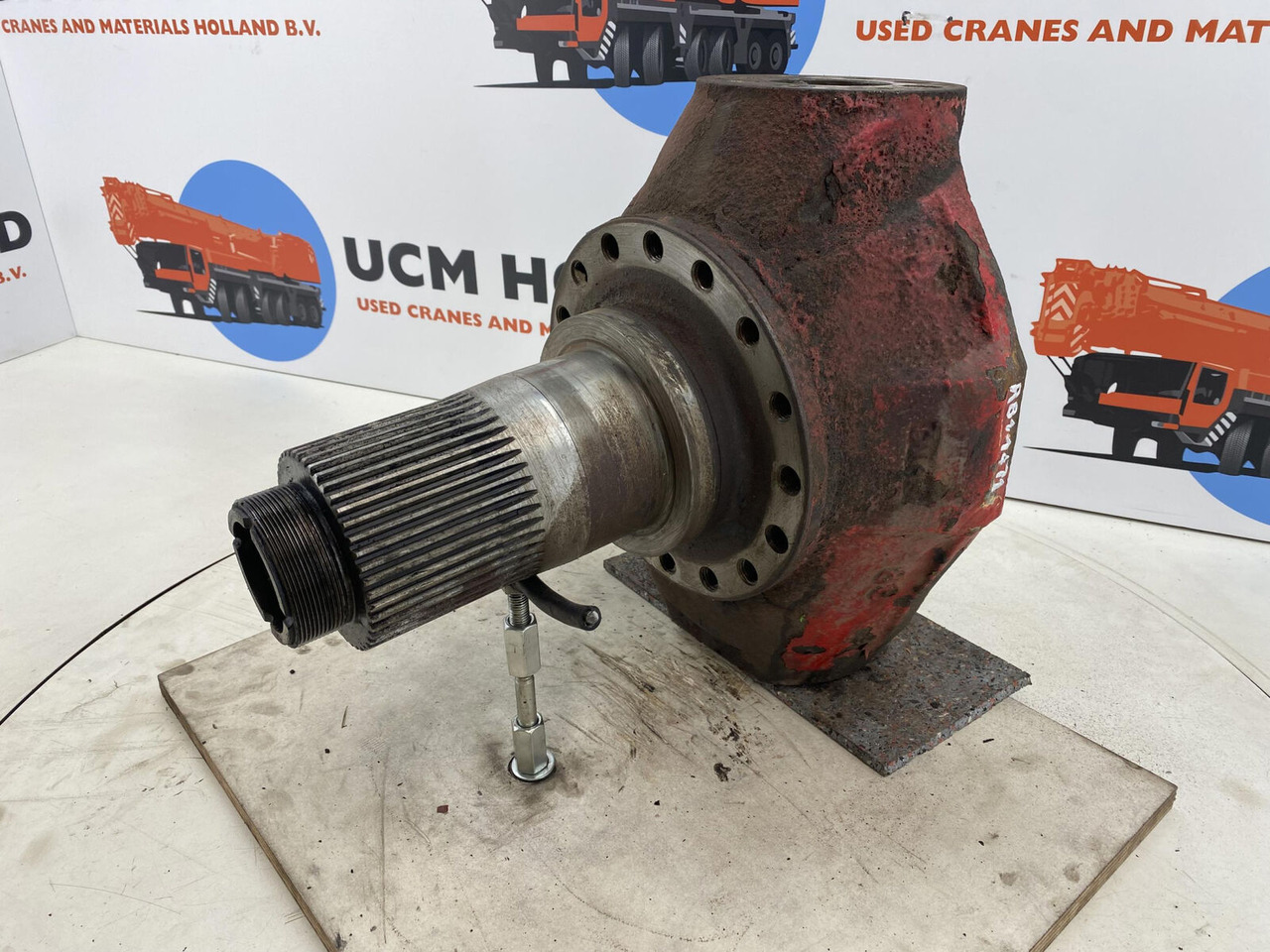 Gottwald AMK Steering knuckle 16 holes - Steering knuckle for Mobile crane: picture 1 Gottwald AMK Steering knuckle 16 holes - Steering knuckle for Mobile crane: picture 1