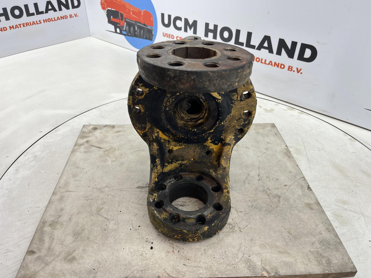 Grove 16 holes axle 2 - Steering knuckle for Mobile crane: picture 5 Grove 16 holes axle 2 - Steering knuckle for Mobile crane: picture 5