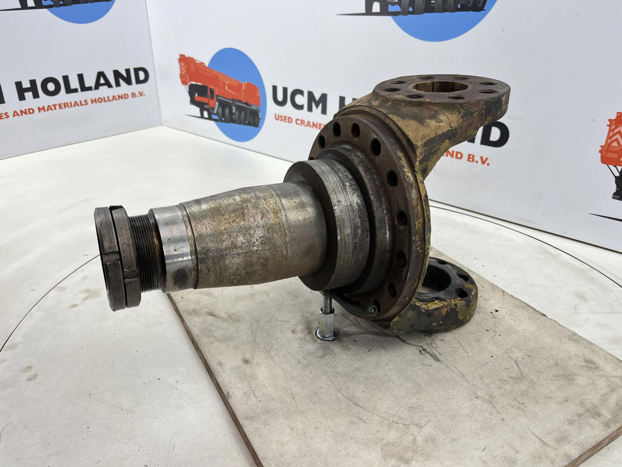 Grove 16 holes axle 2 - Steering knuckle for Mobile crane: picture 1 Grove 16 holes axle 2 - Steering knuckle for Mobile crane: picture 1