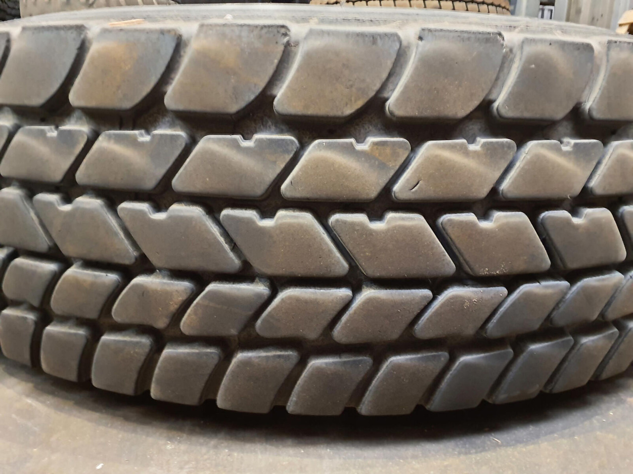 Grove Wheel 445/95R25 12 13.4 2p alu - Wheel and tire package for Crane: picture 3 Grove Wheel 445/95R25 12 13.4 2p alu - Wheel and tire package for Crane: picture 3