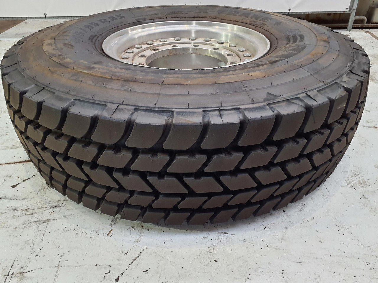 Grove Wheel 445/95R25 12 9 2p alu - Wheel and tire package for Crane: picture 1 Grove Wheel 445/95R25 12 9 2p alu - Wheel and tire package for Crane: picture 1