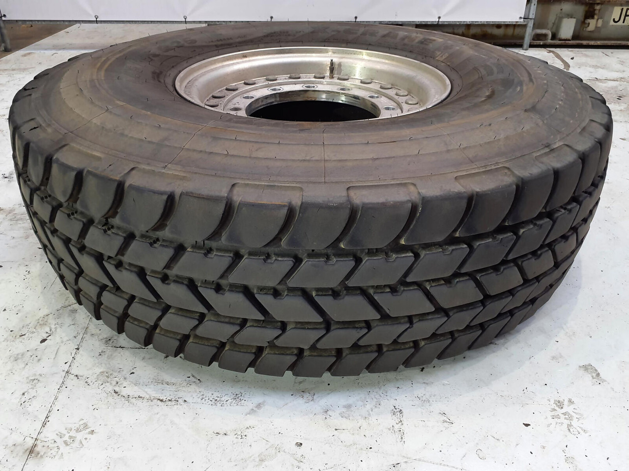 Grove Wheel 445/95R25 12 9 2p alu - Wheel and tire package for Crane: picture 1 Grove Wheel 445/95R25 12 9 2p alu - Wheel and tire package for Crane: picture 1