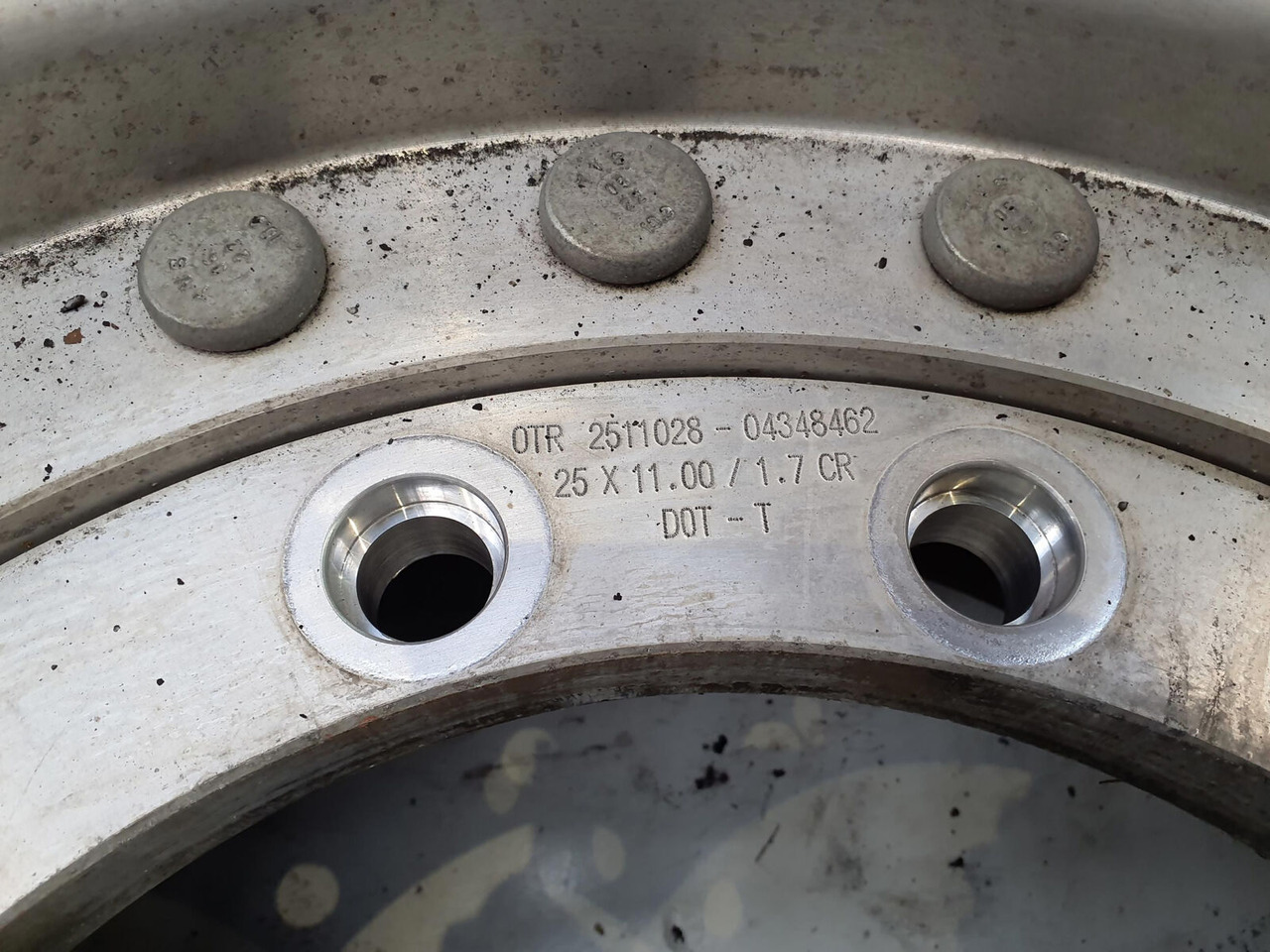 Grove Wheel 445/95R25 12 9 2p alu - Wheel and tire package for Crane: picture 5 Grove Wheel 445/95R25 12 9 2p alu - Wheel and tire package for Crane: picture 5