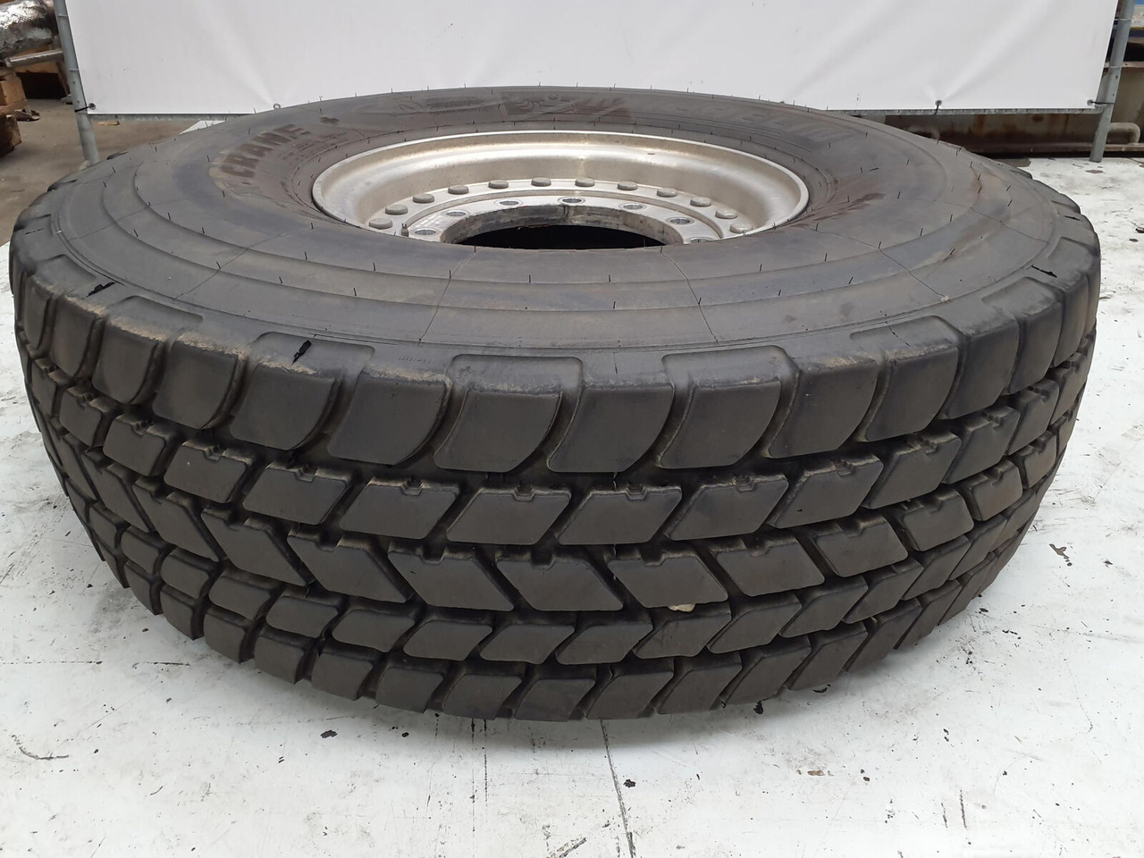 Grove Wheel 445/95R25 12 9 2p alu - Wheel and tire package for Crane: picture 1 Grove Wheel 445/95R25 12 9 2p alu - Wheel and tire package for Crane: picture 1