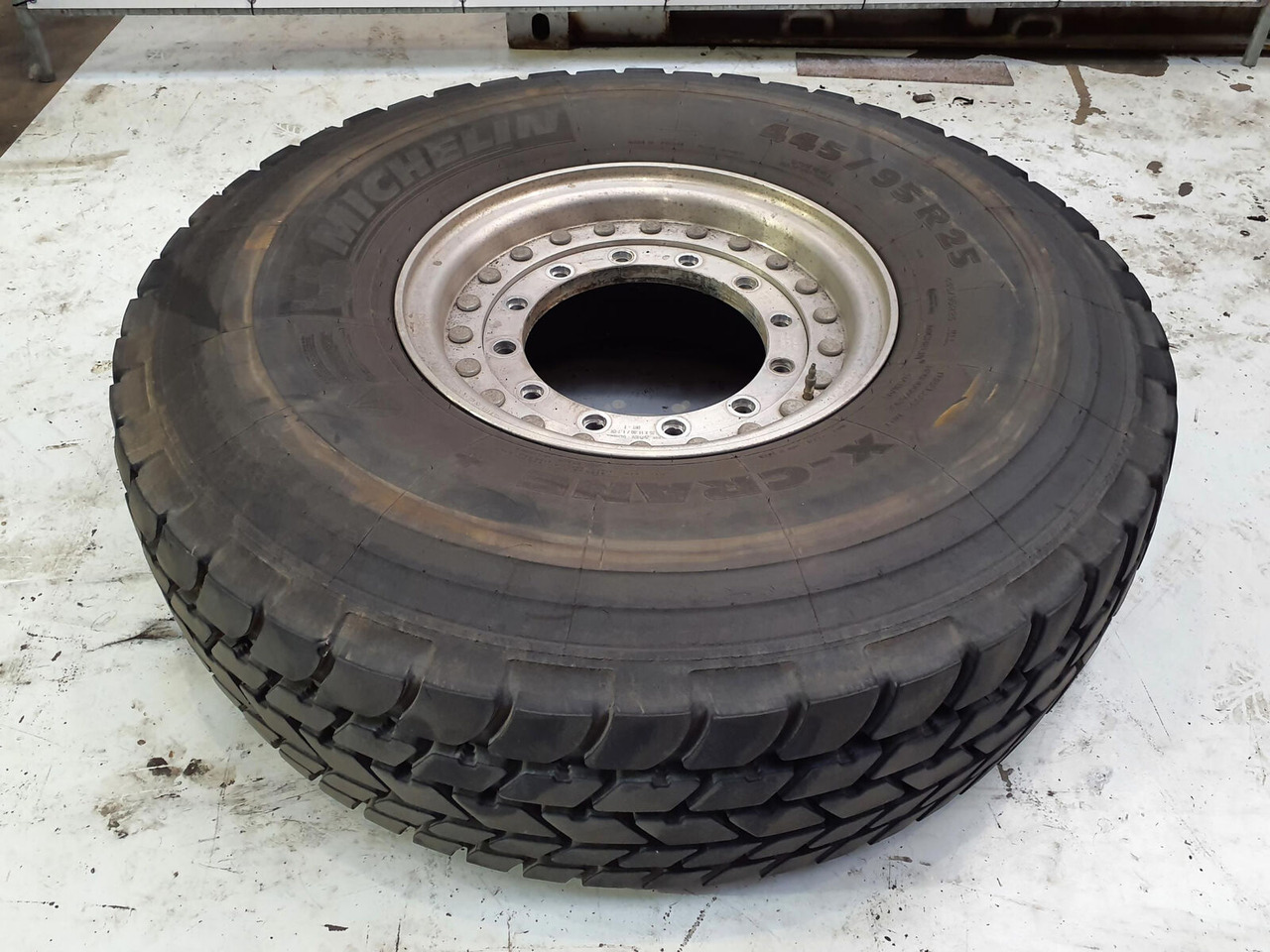 Grove Wheel 445/95R25 12 9 2p alu - Wheel and tire package for Crane: picture 2 Grove Wheel 445/95R25 12 9 2p alu - Wheel and tire package for Crane: picture 2