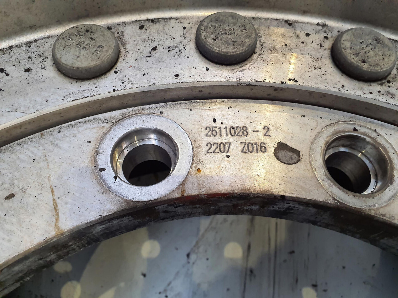 Grove Wheel 445/95R25 12 9 2p alu - Wheel and tire package for Crane: picture 4 Grove Wheel 445/95R25 12 9 2p alu - Wheel and tire package for Crane: picture 4