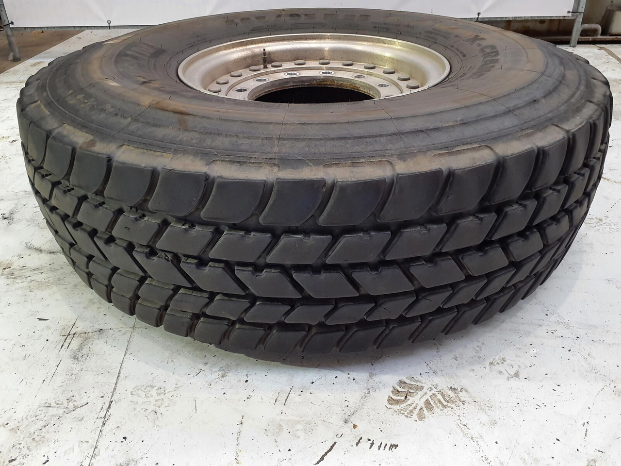 Grove Wheel 445/95R25 12 9 2p alu - Wheel and tire package for Crane: picture 1 Grove Wheel 445/95R25 12 9 2p alu - Wheel and tire package for Crane: picture 1