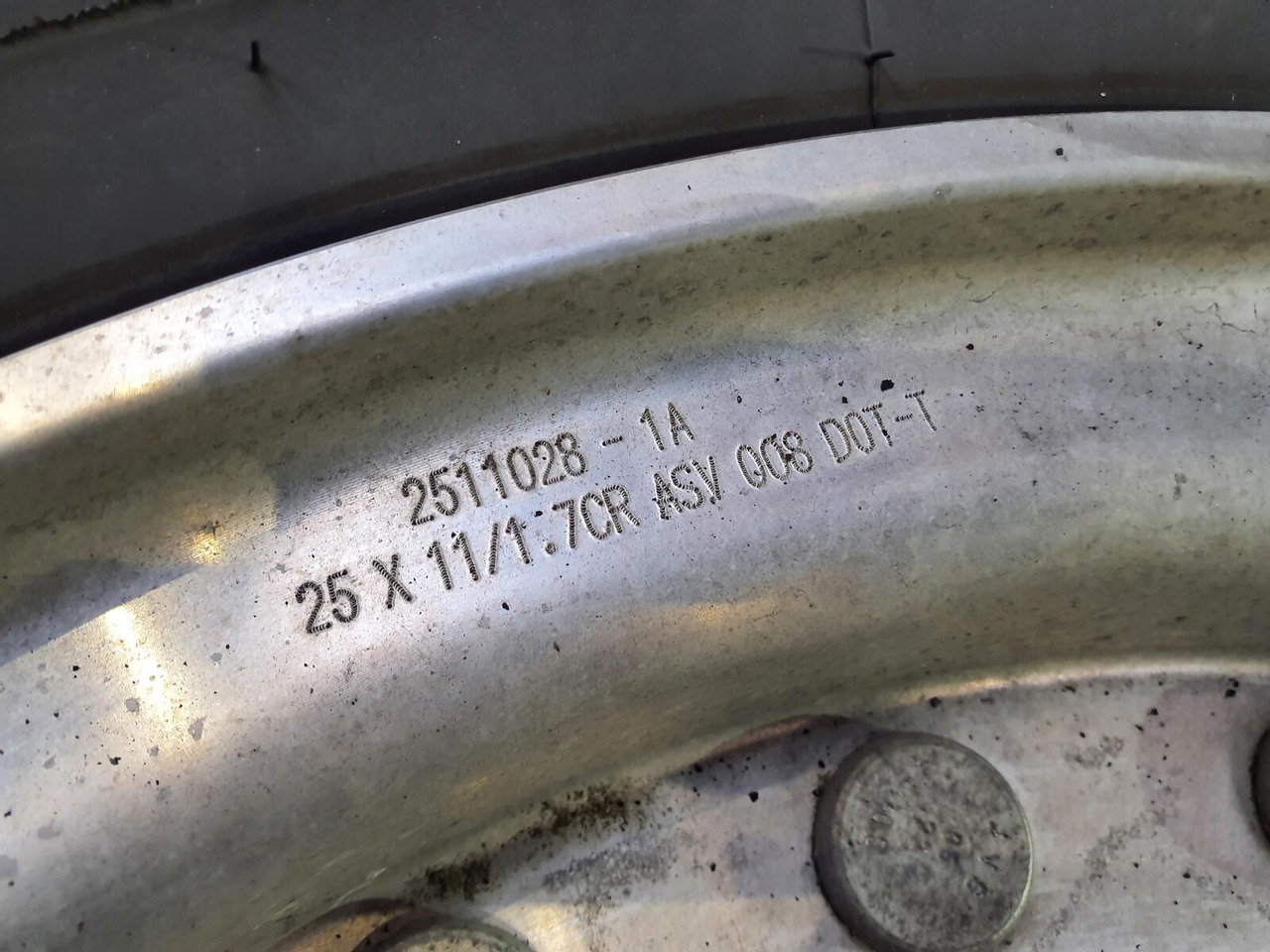 Grove Wheel 445/95R25 12 9 2p alu - Wheel and tire package for Crane: picture 5 Grove Wheel 445/95R25 12 9 2p alu - Wheel and tire package for Crane: picture 5