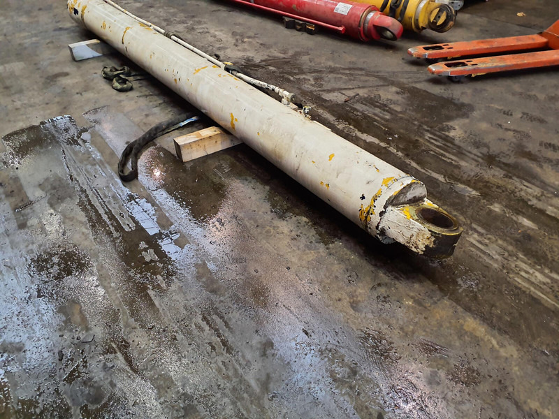 Krupp KMK 4070 boom cylinder - Hydraulic cylinder for Crane: picture 3 Krupp KMK 4070 boom cylinder - Hydraulic cylinder for Crane: picture 3
