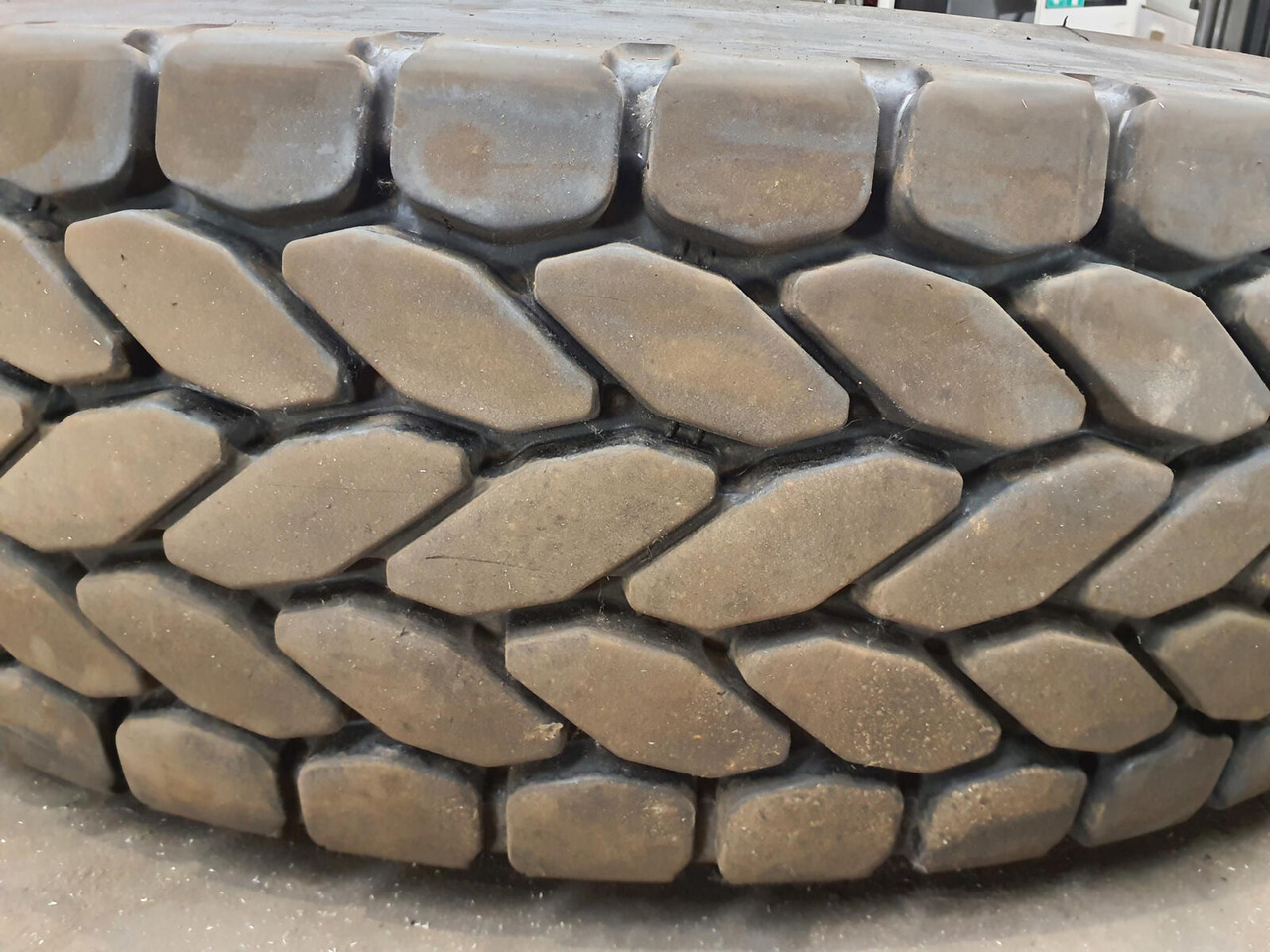 Krupp Wheel 385/95R25 12 5.4 3p - Wheel and tire package for Crane: picture 3 Krupp Wheel 385/95R25 12 5.4 3p - Wheel and tire package for Crane: picture 3