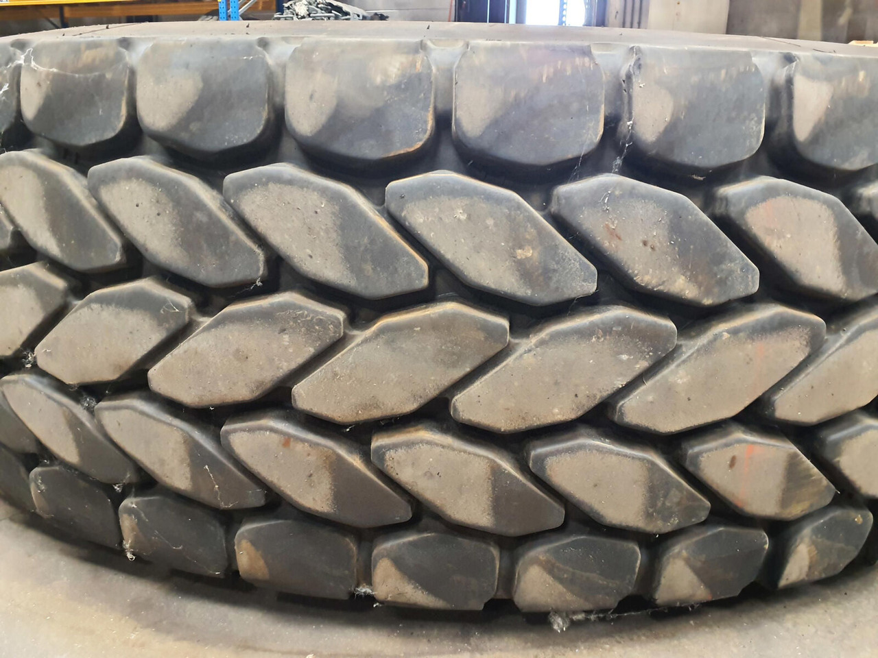 Krupp Wheel 385/95R25 12 5.4 3p - Wheel and tire package for Crane: picture 3 Krupp Wheel 385/95R25 12 5.4 3p - Wheel and tire package for Crane: picture 3