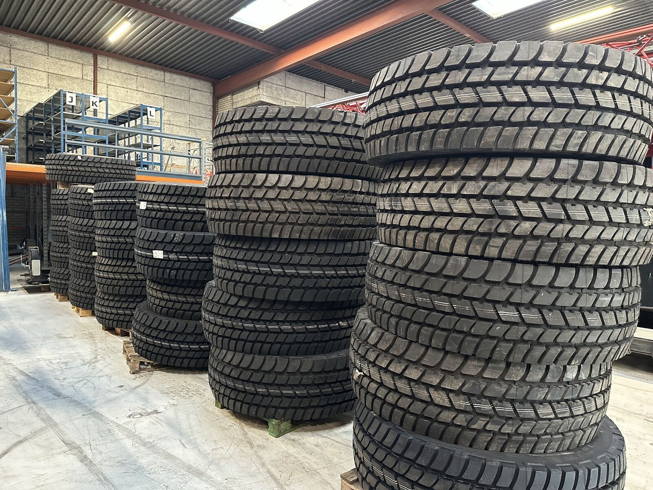 Liebherr Crane Tires/Rims for sale - Tire for Mobile crane: picture 4 Liebherr Crane Tires/Rims for sale - Tire for Mobile crane: picture 4