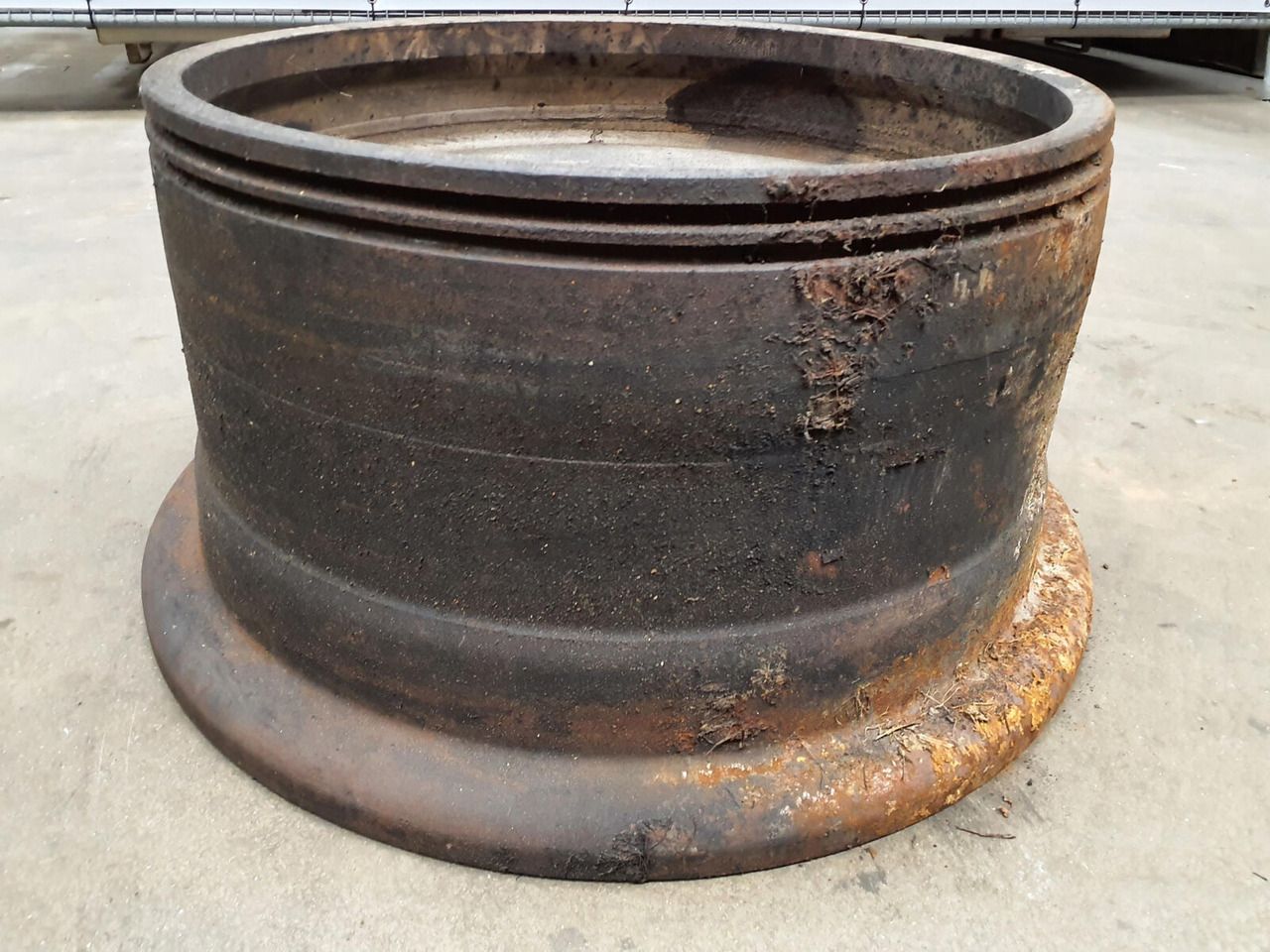 Liebherr Rim 385/95R25 10 12 3p - Rim for Crane: picture 3 Liebherr Rim 385/95R25 10 12 3p - Rim for Crane: picture 3