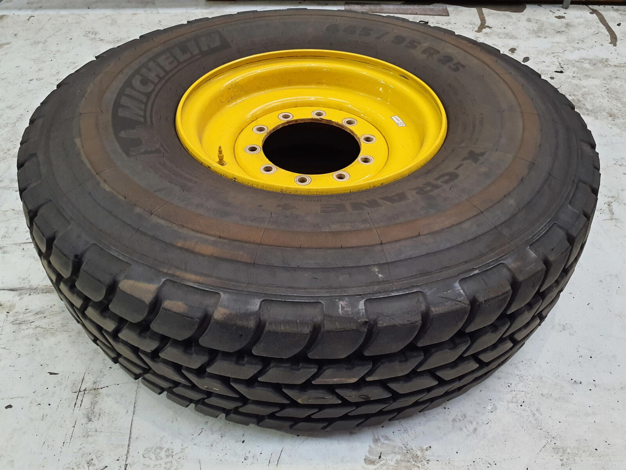 Michelin Wheel 445/95R25 10 12 1p - Wheel and tire package for Crane: picture 2 Michelin Wheel 445/95R25 10 12 1p - Wheel and tire package for Crane: picture 2