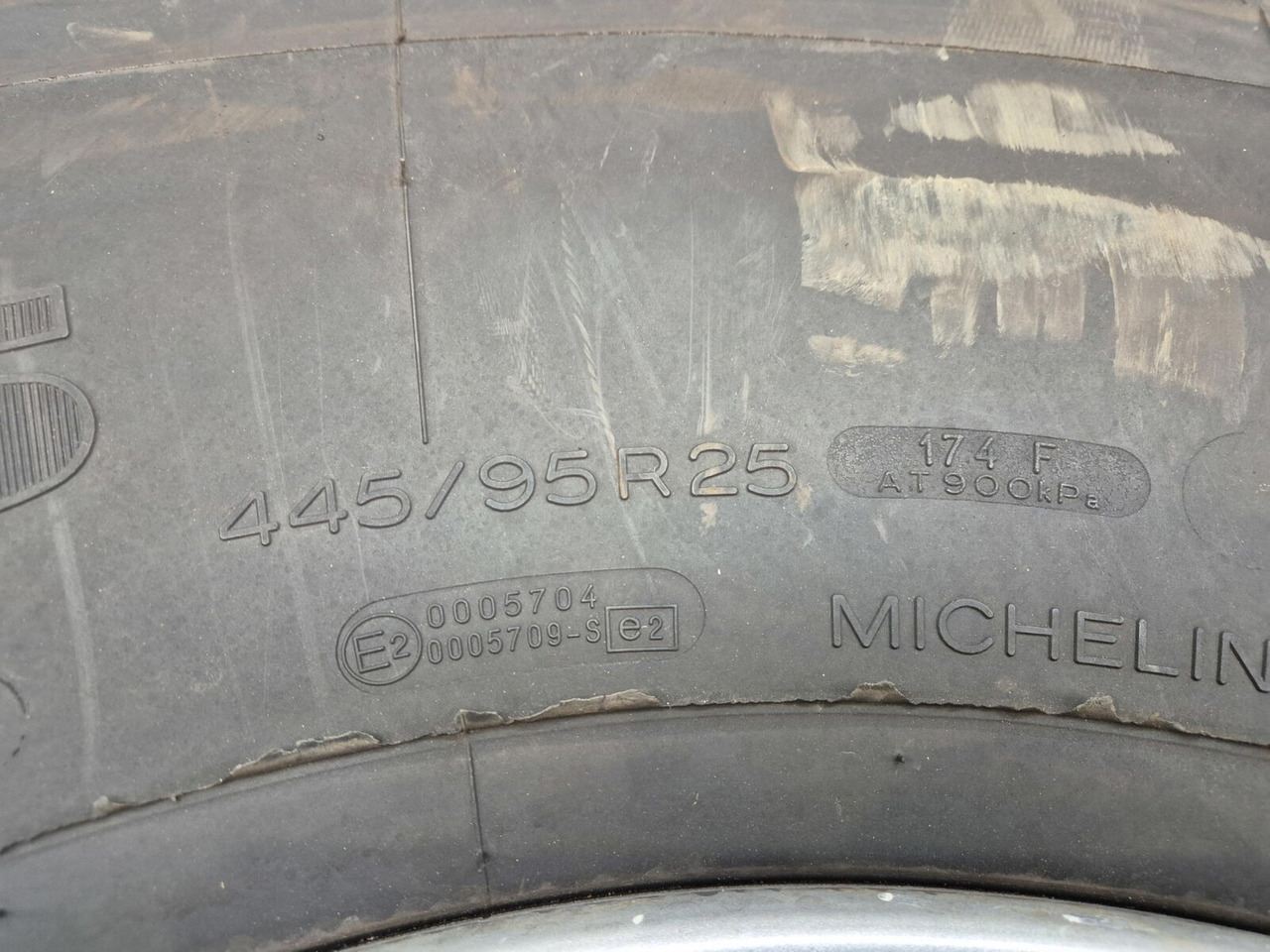 Michelin Wheel 445/95R25 10 12 1p - Wheel and tire package for Crane: picture 5 Michelin Wheel 445/95R25 10 12 1p - Wheel and tire package for Crane: picture 5