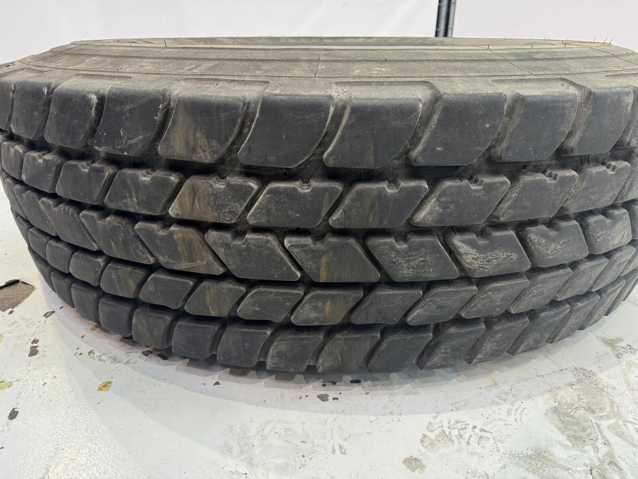 Michelin Wheel 445/95R25 10 12 1p - Wheel and tire package for Crane: picture 3 Michelin Wheel 445/95R25 10 12 1p - Wheel and tire package for Crane: picture 3
