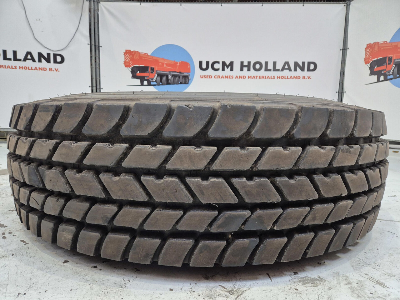 Michelin Wheel 445/95R25 10 12 1p - Wheel and tire package for Crane: picture 3 Michelin Wheel 445/95R25 10 12 1p - Wheel and tire package for Crane: picture 3